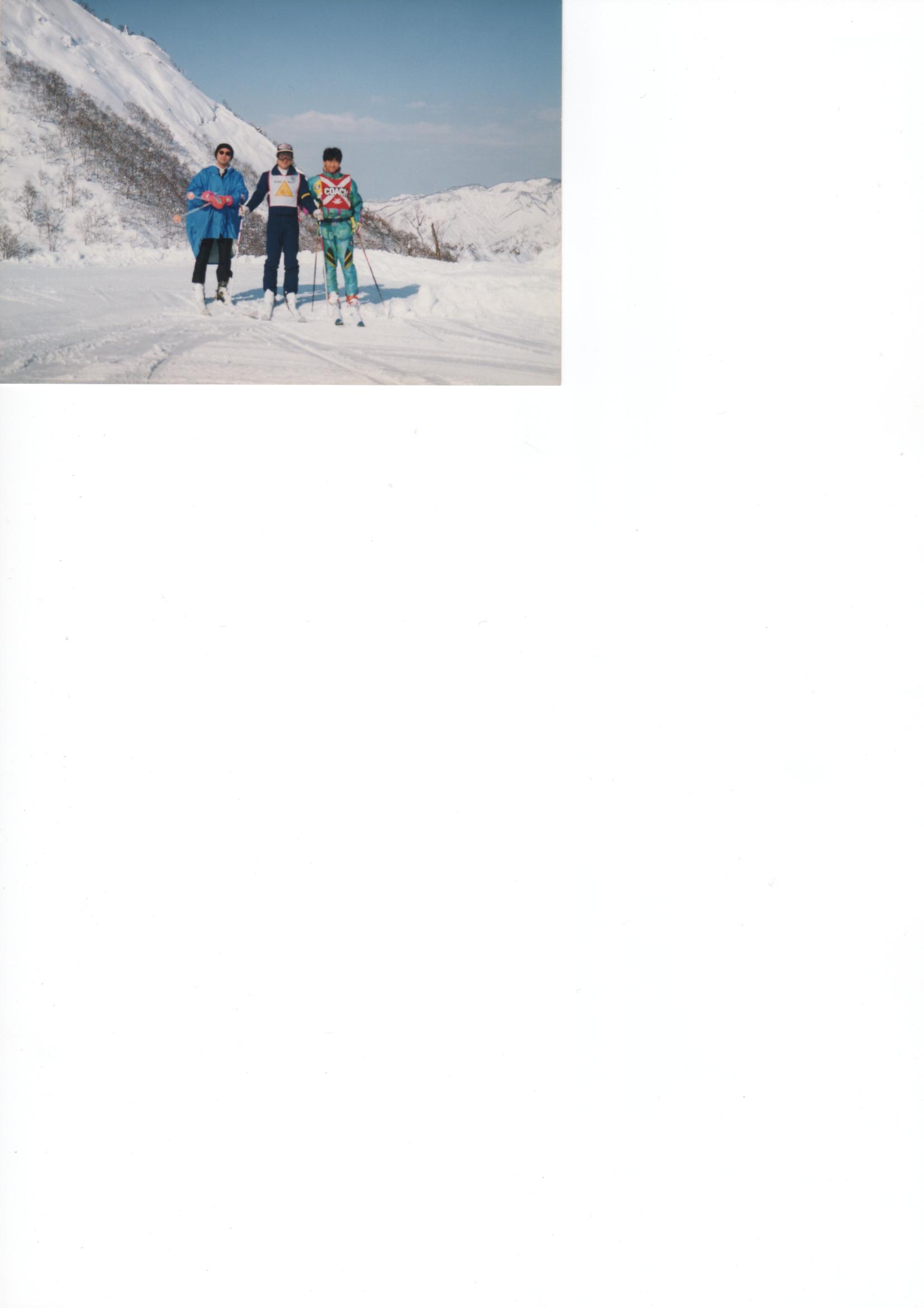 スキーをする筆者と加藤直司さん、同僚のＯさん（１９９４年３月２日、新潟県越後湯沢町岩原スキー場にて）